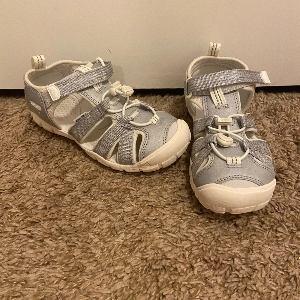 Kids Gray and White Keen’s